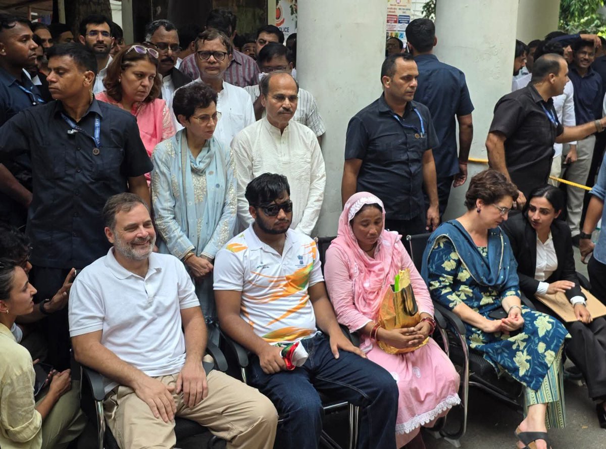 adhirrcinc's tweet photo. Joined Shri @RahulGandhi Ji at Parliament Street Police Station in solidarity with students protesting against the use of pellet guns at Jantar Mantar.

The fight against injustice is at the heart of the Congress. Rahul Ji has always stood with students, citizens, and all those whose rights are under threat.

Proud to stand with our leader in the fight for justice, democracy, and the rights of every citizen.

@RahulGandhi @INCIndia @IYC @priyankagandhi

#RahulGandhi #Congress #Justice #Democracy #StandWithStudents #JantarMantar #StudentsRights #FightForJustice