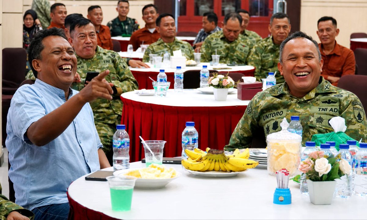 skorem081dsj's tweet photo. Hangatnya Kebersamaan, Danrem Untoro Makan Bareng Anggota dan Warga

Selepas melaksanakan salat Jumat berjamaah, Danrem 081/DSJ Kolonel Arm Untoro Hariyanto makan siang bareng anggota, bertempat di Aula Jenderal Sudirman, Makorem 081/DSJ, Jl. Pahlawan No. 50, Kota Madiun. https://t.co/QiF7dgLqk3
