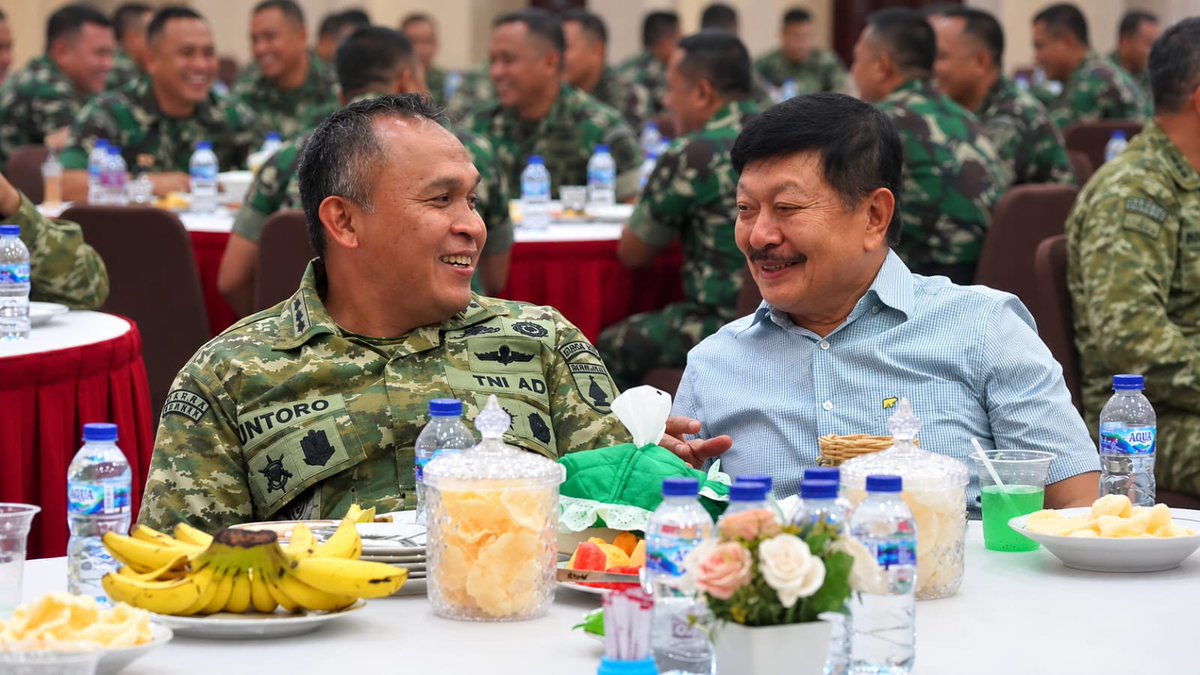 skorem081dsj's tweet photo. Hangatnya Kebersamaan, Danrem Untoro Makan Bareng Anggota dan Warga

Selepas melaksanakan salat Jumat berjamaah, Danrem 081/DSJ Kolonel Arm Untoro Hariyanto makan siang bareng anggota, bertempat di Aula Jenderal Sudirman, Makorem 081/DSJ, Jl. Pahlawan No. 50, Kota Madiun. https://t.co/QiF7dgLqk3