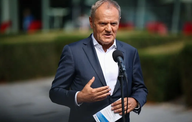 TKouilou's tweet photo. Donald Tusk, le Premier ministre polonais, a lâché un pavé dans la mare : "Ceux qui devraient rougir, ce n’est pas ceux qui ont sabordé Nord Stream 2, mais ceux qui l’ont construit." 
Selon lui, Berlin a tout faux. Au lieu de traquer les responsables de l’arrêt du gazoduc, l’Allemagne devrait plutôt s’en prendre à ceux qui l’ont bâti, coupables d’avoir enfermé l’Europe dans la dépendance au gaz russe.

La Pologne, elle, avait vu clair depuis le début. Tous ses gouvernements ont sonné l’alarme et tout fait pour torpiller ce projet, afin de préserver l’indépendance énergétique de l’Europe. Trop tard pour Berlin, dont la politique a alimenté la dépendance du continent envers Moscou.