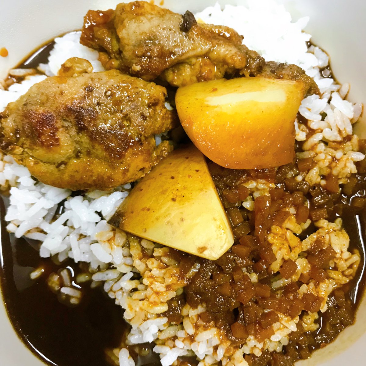 sakichicom's tweet photo. 連日セブンイレブンのカレー食べてる('-'*)
今日は銀座デリー監修 カシミールカレー

めっちゃ辛い🔥でも、辛いだけじゃなくて、ちゃんと美味しい。明日のお尻が心配(-"-;)

早食いできないぐらい辛いけど、スパイスの香りがしっかりあって、ついつい食べ進めてしまいます。
辛いけど美味しかったです https://t.co/H7PHhI30KU