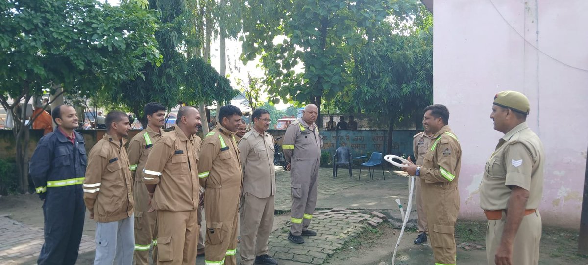 mirzapurfire's tweet photo. #adgupfireservice महोदय के आदेशानुसार #cfomirzapur के निर्देशन में फायर स्टेशन सदर मे अग्निशमन अधिकारी, मीरजापुर द्वारा स्टेशन के समस्त कर्मचारियों को MDRV वाहन की क्रियाविधि व चेयरनॉट बाधने की प्रक्रिया के बारे में प्रशिक्षित किया गया। @UPGovt @fireserviceup @DM_MIRZAPUR https://t.co/byeAw8h4uC