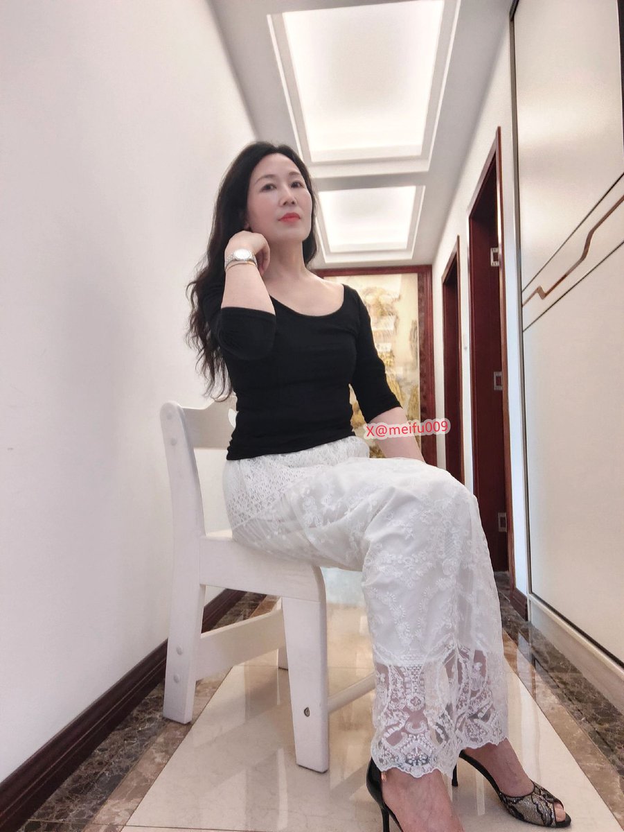 meifu009's tweet photo. 走廊光影柔和，衬托出她从容不迫的成熟魅力。 https://t.co/Ws15iqUNe1