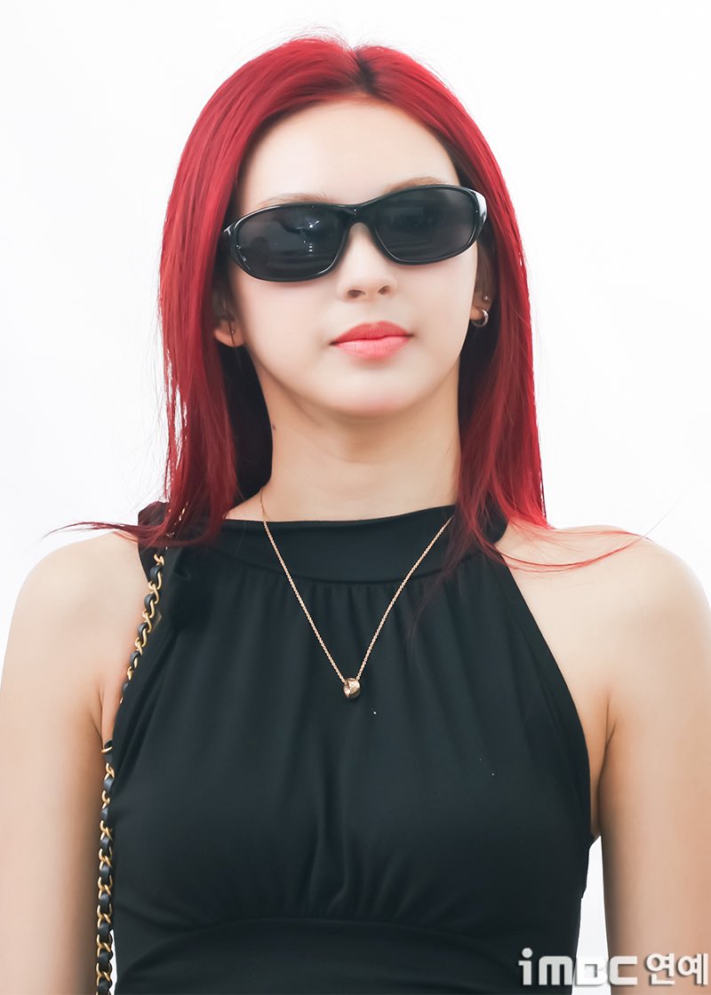 pmymale's tweet photo. สำนักข่าว MBC연예 ถ่ายชิกิต้าดีมากก ใส่แว่นดำกับต่างหูโคตรจะเท่อะครับคุณหนู จังหวะยิ้มใจละลายเลย 😻

📎 https://t.co/Rhol9Ba5IL

#CHIQUITA #BABYMONSTER https://t.co/P41TYWE0hH