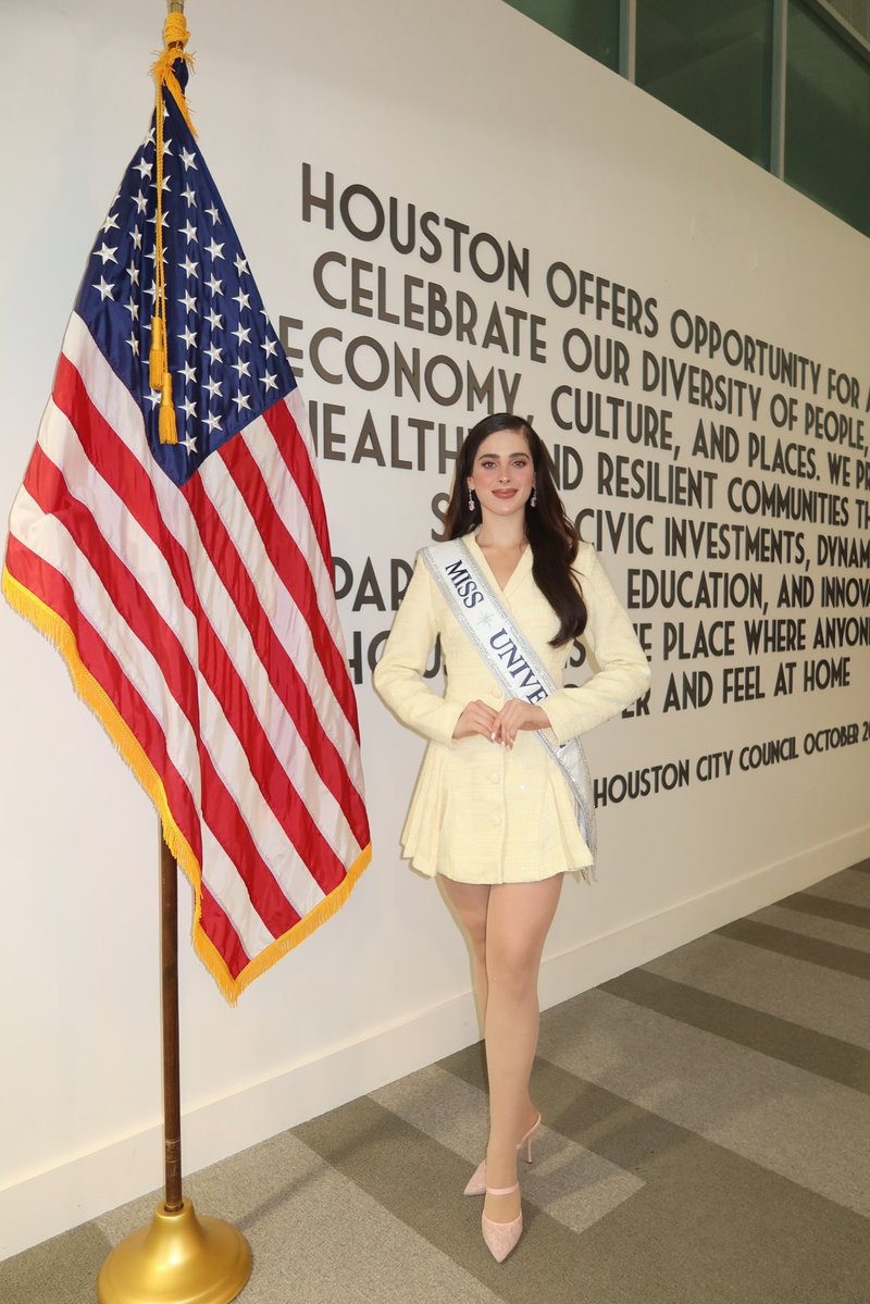 bosch_fatima's tweet photo. Me siento profundamente honrada y agradecida por este hermoso gesto de proclamar el 20 de agosto como el Día de Fátima Bosch en la ciudad de Houston 🇺🇸🌟 Recibo esta distinción con profunda gratitud y con el compromiso de seguir representando a México con orgullo y propósito en cada rincón del mundo. 🇲🇽