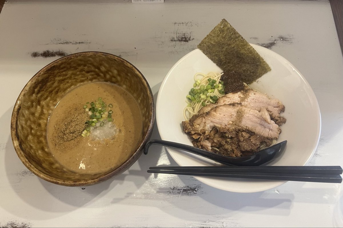 HAL_E_Y's tweet photo. 久々の煮干中華蕎麦「Ｆ」さんへ
限定蟹煮干しつけ麺 肉乗せ（麺は熱盛）
やっぱりここの煮干しが１番だわ😋
#煮干中華蕎麦「Ｆ」
#煮干し大好き https://t.co/biLZRVYhTY