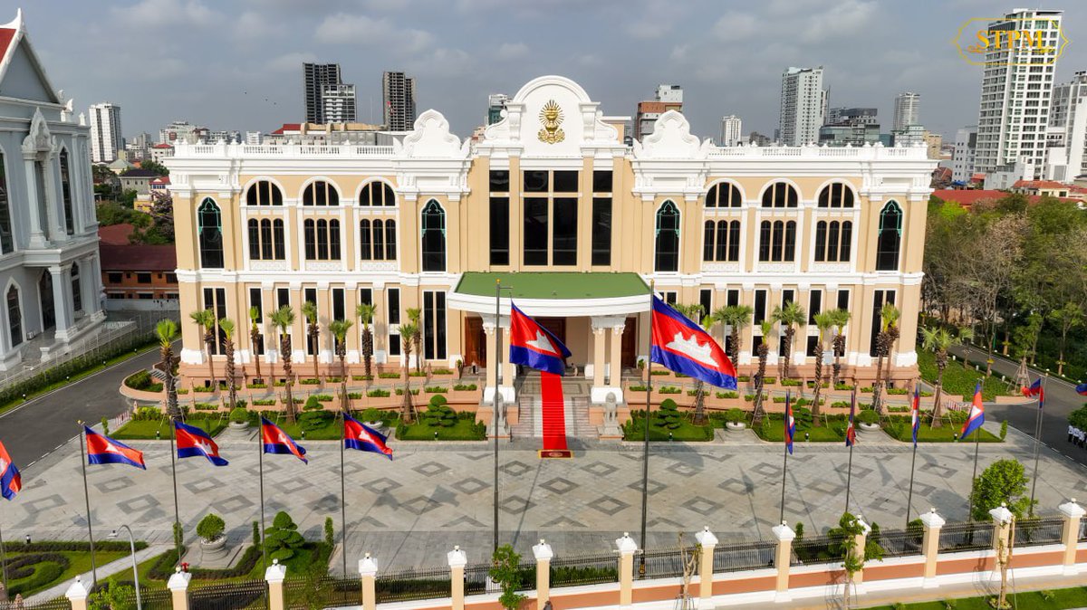 Dr_Hunmanet_PM's tweet photo. ទូលព្រះបង្គំខ្ញុំ រួមជាមួយនឹងភរិយា បានចូលរួមដង្ហែរព្រះករុណាព្រះបាទសម្តេចព្រះបរមនា�� នរោត្តម សីហមុនី ព្រះមហាក្សត្រ នៃព្រះរាជាណាចក្រកម្ពុជា ជាទីគោរពសក្ការៈដ៏ខ្ពង់ខ្ពស់បំផុត ស្តេចយាងសម្ពោធអគារព្រឹទ្ធសភាថ្មី “វិមានសាមគ្គីភាព”។ 

រាជធានីភ្នំពេញ ព្រឹកថ្ងៃសុក្រ ទី២១ សីហា ២០២៦

#ហ៊ុនម៉ាណែត #Hunmanet #កម្ពុជា #cambodia #សន្តិភាពនៅកម្ពុជា #Peaceincambodia