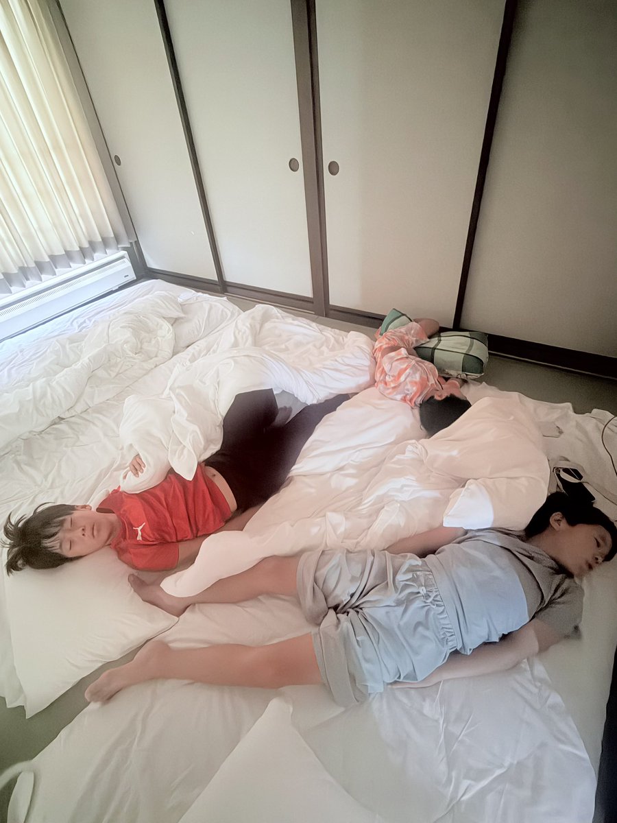 ikuyoueda's tweet photo. 夏休みの大冒険🌻
幼なじみファミリーと新潟に行ってきました！

川やプールで遊んで、釣った魚やスイカやとうもろこしや新潟の美味しいお米をたくさん食べて🍉🎣🍙

夜店で大きな景品当てまくって🎯

カードゲームでエキサイトして🎴

ニーナは舞台のお稽古、ママは来週から新しい現場、アラタは塾の夏期講習がありますがしっかりパワーチャージできました💪

残り少ない夏休みも全力で楽しみます😋
ダイダイはアフリカ🐘

#君バク2026
#刀屋壱