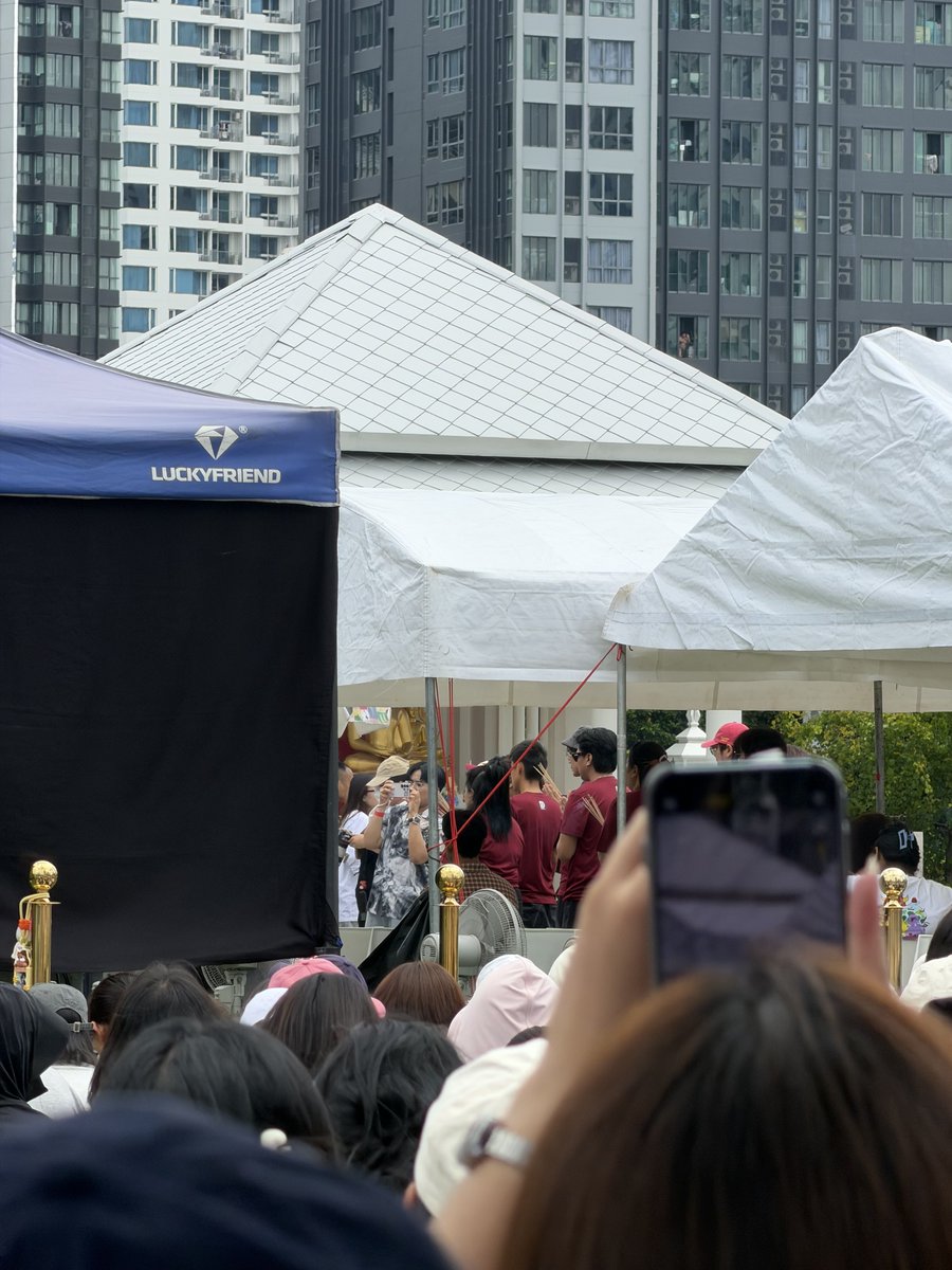 punchtspjr's tweet photo. ดูสัมฯน้ำปิงบอกว่าบวงสรวงเมจิกเลิฟเว่อมีฝนตกปรอยๆ มีกลิ่นแมส เพราะเดจาวูเหมือนตอนบวงสรวงเขมก็มีฝนตกปรอยๆ เหมือนกัน คือจริงนะ บวงสรวงยูทูบเบอร์ก็ฝนตกปรอยๆ เหมือนกัน ทั้งๆ ที่แดดจ้ามาก ขนลุกคับ https://t.co/wMCUVlwqHZ
