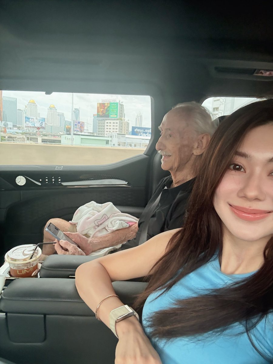 lena__lorena's tweet photo. วันนี้มีคนแข็งแรงอยากนั่งมาส่งสนามบินนนน🥰💪🏻 https://t.co/G8j8Z5ZNPs