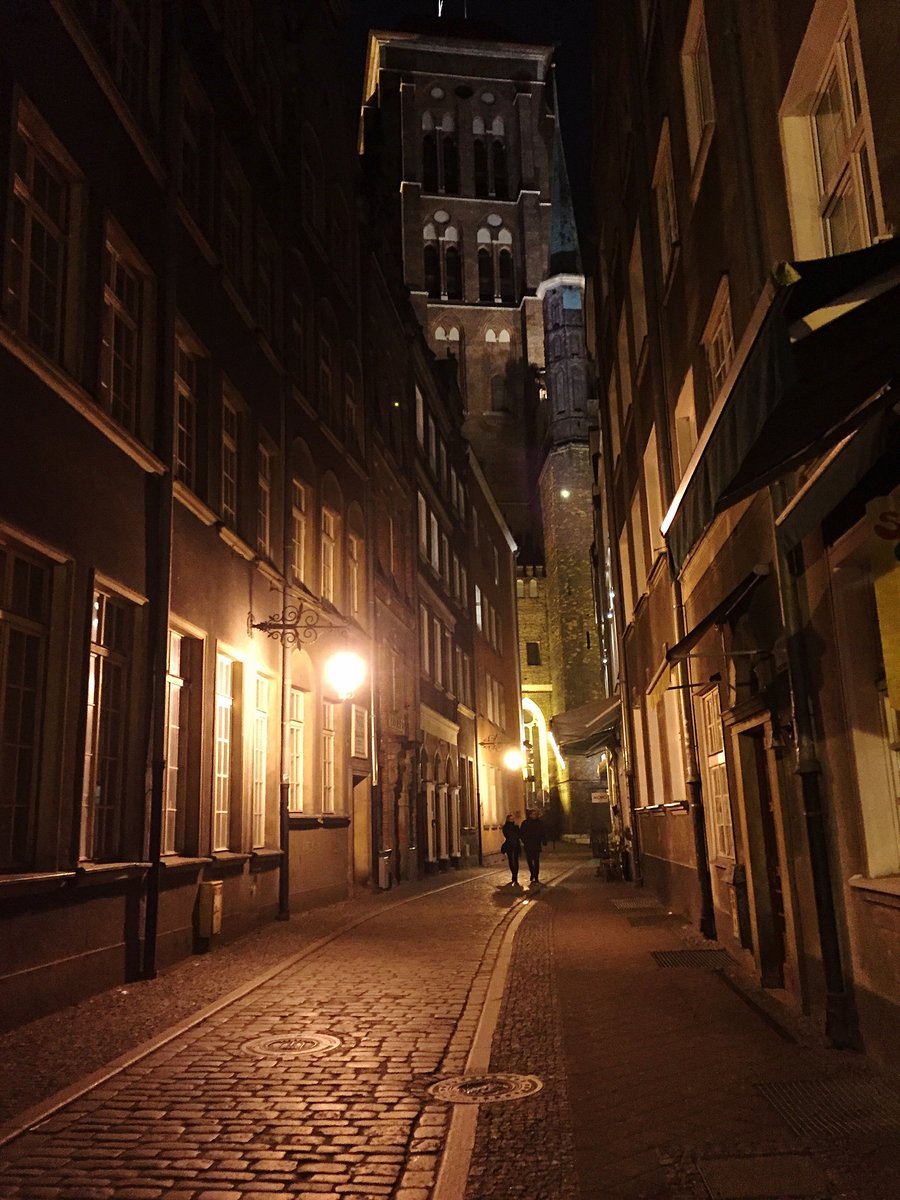 AChandr68213316's tweet photo. Just a quick street snap—city lights buzzing, random moments that make the ordinary feel alive. https://t.co/Q7TW8aVM9k