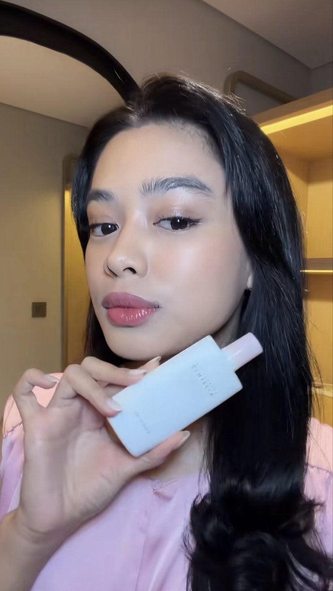 mutimirza's tweet photo. Sekali2 racunin warga X produk kecintaan aku bgtttt! Tinted sunscreen nya dr skin 1004 emg gongggg bgt. Kalo check out di shopee skrg lg ada discount up tp 30% pake kode voucher ‘SKINSBDDEAL’ . Promo terbatas yaa gais cuma dr tgl 19-21 Agustus ajaaahhh!! https://t.co/QC478fjzq9