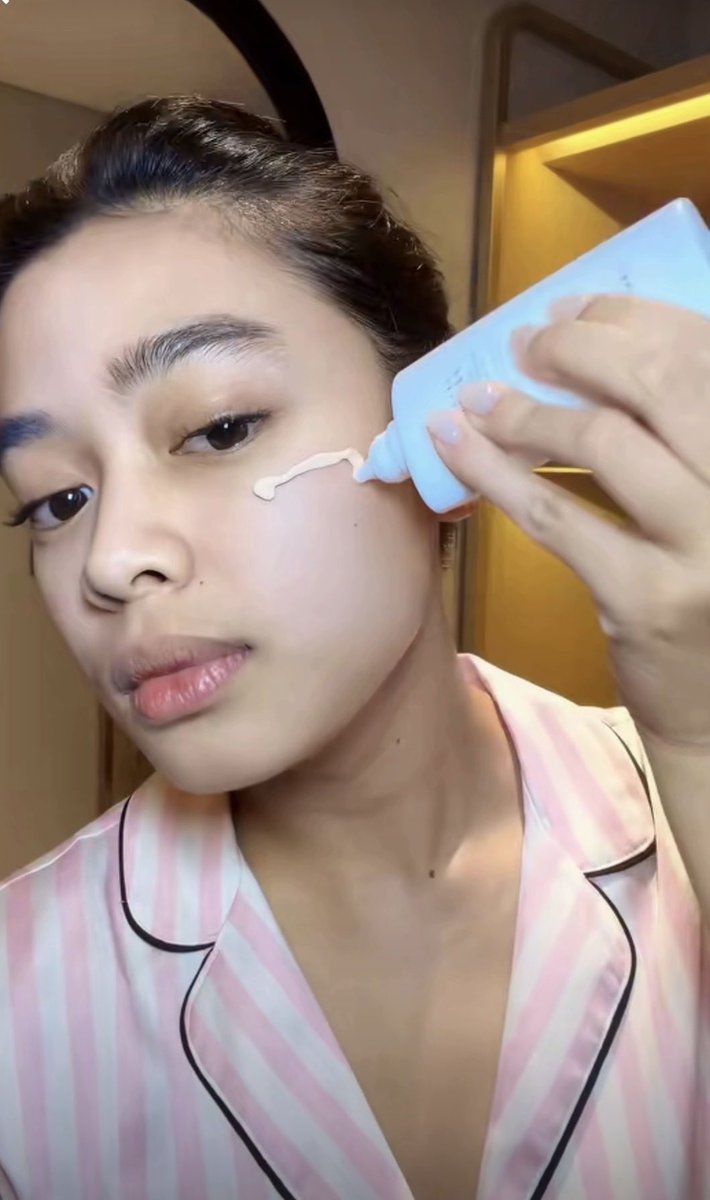 mutimirza's tweet photo. Sekali2 racunin warga X produk kecintaan aku bgtttt! Tinted sunscreen nya dr skin 1004 emg gongggg bgt. Kalo check out di shopee skrg lg ada discount up tp 30% pake kode voucher ‘SKINSBDDEAL’ . Promo terbatas yaa gais cuma dr tgl 19-21 Agustus ajaaahhh!! https://t.co/QC478fjzq9