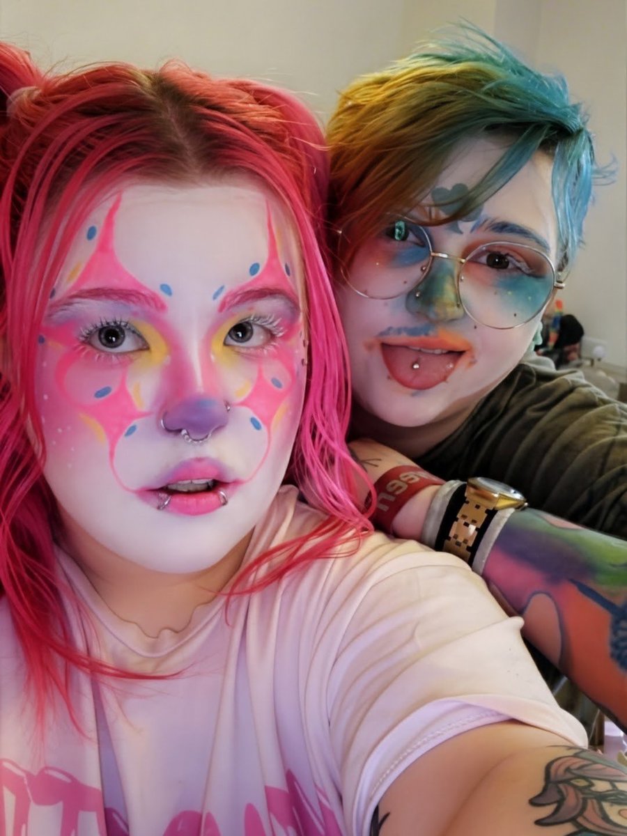 Madfirefly_prod's tweet photo. So the bestie did clown makeup for us
#clown 
#makeup
#clownmakeup
#cute
#kawaii https://t.co/K7YOeHiwgt