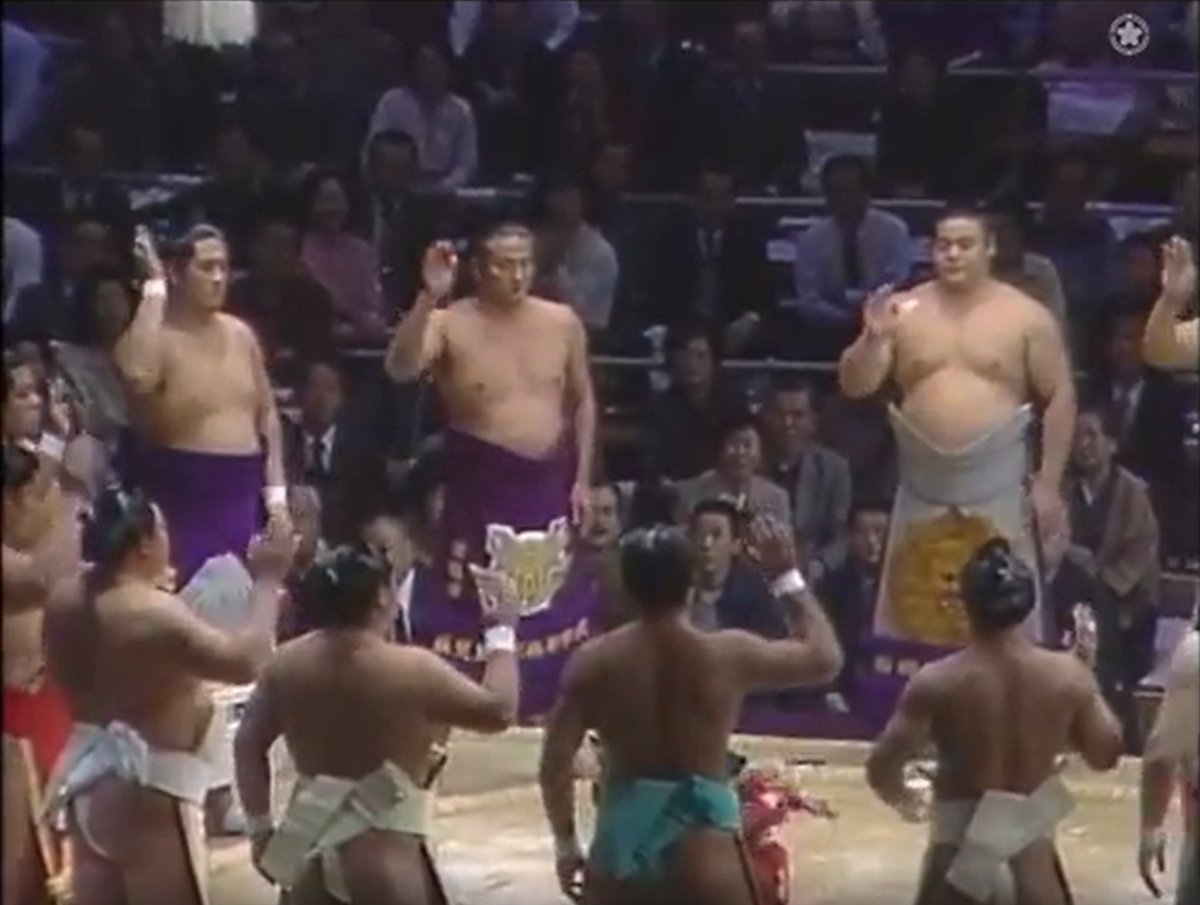 sumokyokai's tweet photo. 【#アーカイブ場所】
昭和60年十一月場所 十二日目幕内全取組など

西方幕内土俵入り。
大乃国（１０勝２敗）吊り出し　若嶋津（３勝９敗）
北天佑（１１勝１敗）寄り切り　出羽の花（７勝５敗）
千代の富士（１１勝１敗）上手投げ　北尾（１０勝２敗）

１敗：千代の富士、北天佑、2敗：大乃国、北尾

映像→https://t.co/1PooBAJJPx
#sumo #相撲