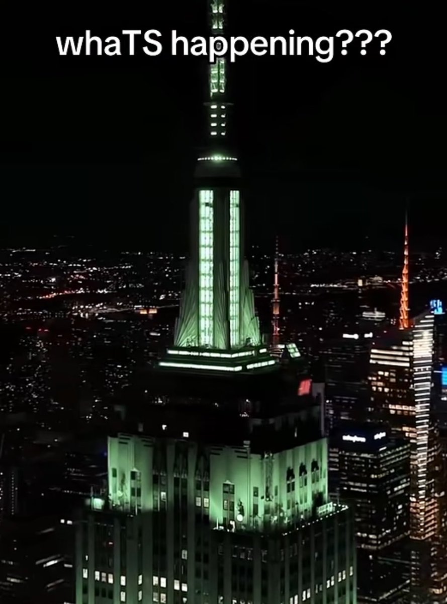 mdm_musica's tweet photo. ¿Taylor Swift está por anunciarnos algo? 🤔
El Empire State se pintó de verde después de que las iniciales 'TS' aparecieran en las calles de New York 💚
#TaylorSwift #EmpireState #NewYork https://t.co/cVCmUkLYAt