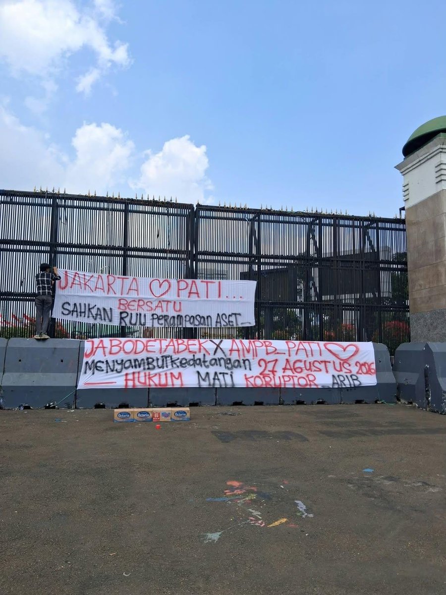 danskuss's tweet photo. Bantu berisik juga!

Lain di NTT dan Kalimantan,
di Kota,

Perjuangan lainnya atas nama Warga Pati sudah tiba di Gedung DPR RI.

Kabarnyaa perizinan Posko Relawan juga sudah dikantongi dan sudah banyak relawan untuk logistik dan yang lainnyaa.

Rill warga bantu warga jilid sekian.

Tuntutan utamanyaa Pengesahan Perampasan Aset Koruptor disertai beberapa tuntutan pendukung lainnyaa ✨️

Kali ini menang kah(?)

#SampaiMenang