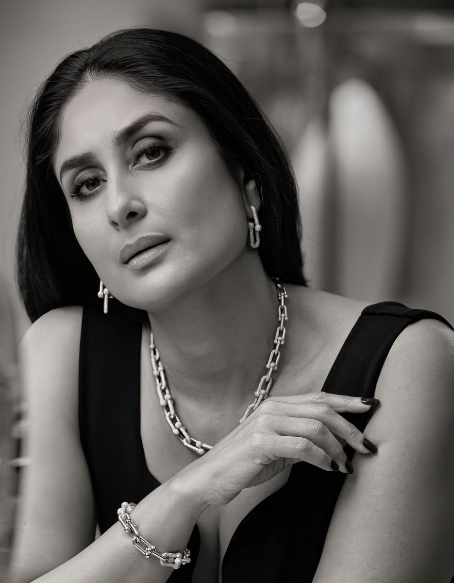 FilmcityWorld's tweet photo. Absolutely! ✨ Kareena Kapoor is truly in a league of her own—timeless elegance, effortless charm, and unmatched star power. ❤️‍🔥

#KareenaKapoor #Bebo #Bollywood Diva https://t.co/odiB5KxbIZ