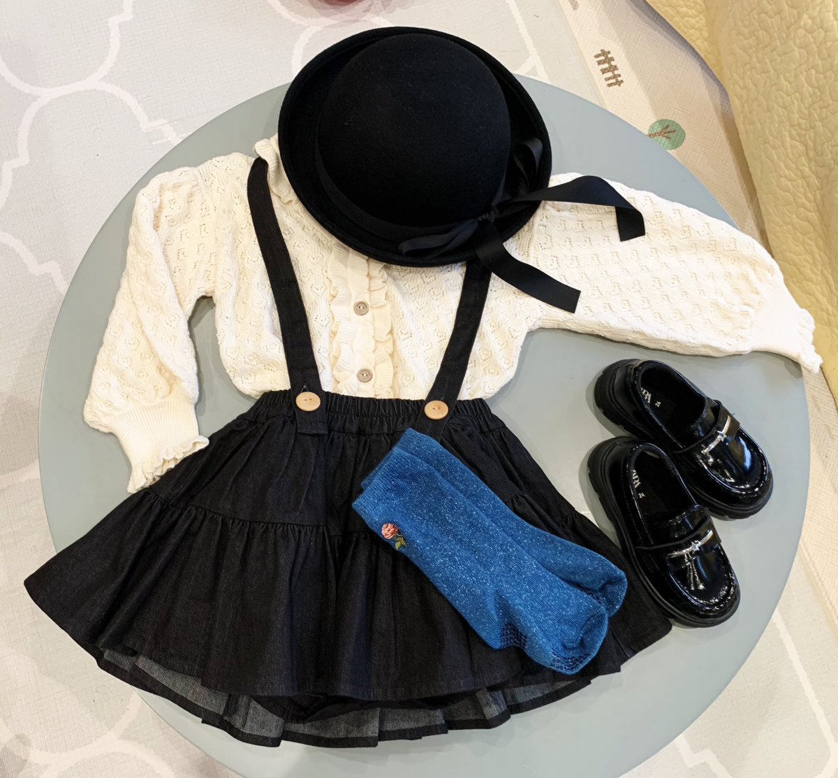 tukikooooooo's tweet photo. 月子ちゃんが私立の保育園(？？？)やるなら制服これね。 https://t.co/qBF9BGCsk5