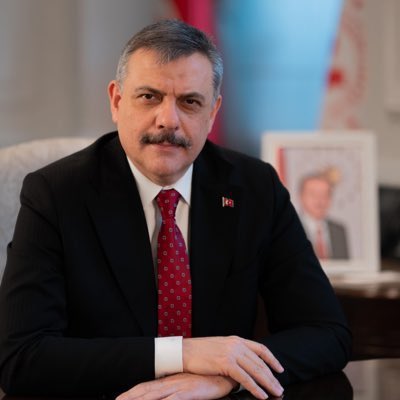 kenan_kiran's tweet photo. İçişleri Bakanı Mustafa Çiftçi: 

“Kara paranın girdiği yerde suç büyür; devletin finansal izi takip ettiği yerde suç örgütü küçülür.” 

“Devlet elini tetikten çekmiyor, terörün elindeki silahı kalıcı olarak alıyor.”

“AK Parti iktidarları döneminde hiçbir dindar vatandaşımıza, hiçbir cemaate yönelik bir kısıtlama yapılmamıştır; bundan sonra da yapılmayacaktır. İnanca değil suça, cemaate değil çıkar örgütüne operasyon yapıyoruz.”

@mustafaciftcitr @hilal_kaplan https://t.co/Rx1g3397Q9