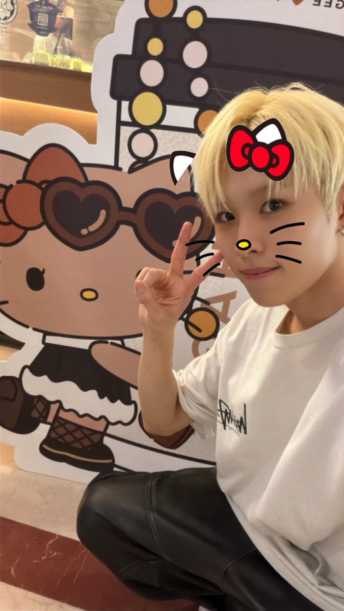 skbinz's tweet photo. omg how can i forgot about them buying a chagee for each one of them while they’re in malaysia so hyui could get his hello kitty hair clips 😭💔 https://t.co/pTp2EMWF3I