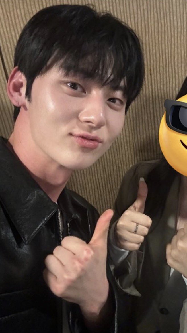 bx9dcw's tweet photo. 쫑파티 황민현 (빨개졋다는뜻) https://t.co/CY5rqBf1Nf