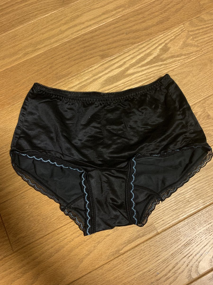 miichan_0414's tweet photo. 下着買い取ってくれる方いらっしゃいませんか？
急ぎです！
dmください
#お金に困ってます
#下着
#売り子 https://t.co/JFxMALwIj3