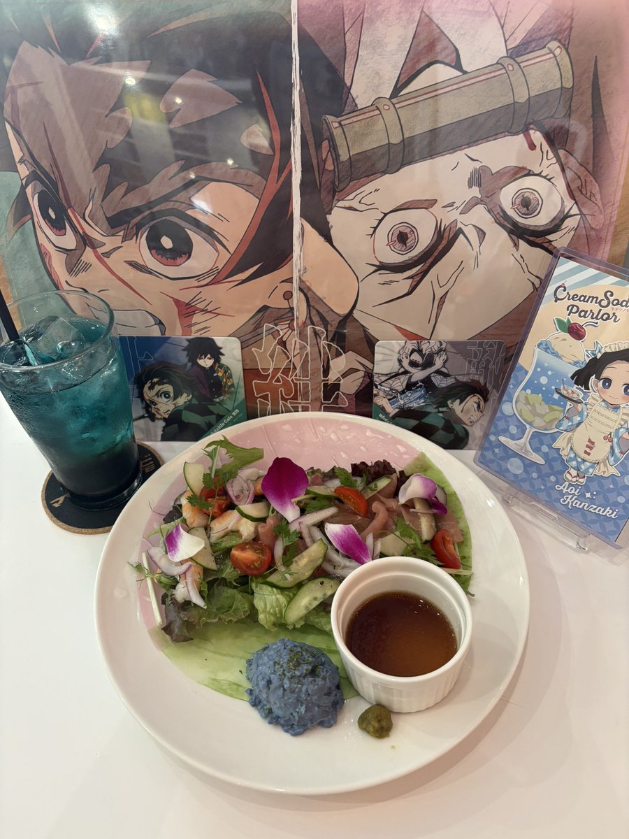 FeunIBo7IT3EJXA's tweet photo. 今月ラストカフェ☕️🩵
来週と応募の週間違えました…笑
グッズも枯れててひとまずしんみりサラダ🥗
以外に美味しいくて満足😋✨
ドリンクはコースター全制覇でして…😅
早く次始まって欲しいなぁ笑

で、カフェくじ引いたらA賞🏆きた！
何より楽しめました☺︎♡

#鬼滅の刃　#推し活　#OSAKAカフェ https://t.co/uFlkNErikk