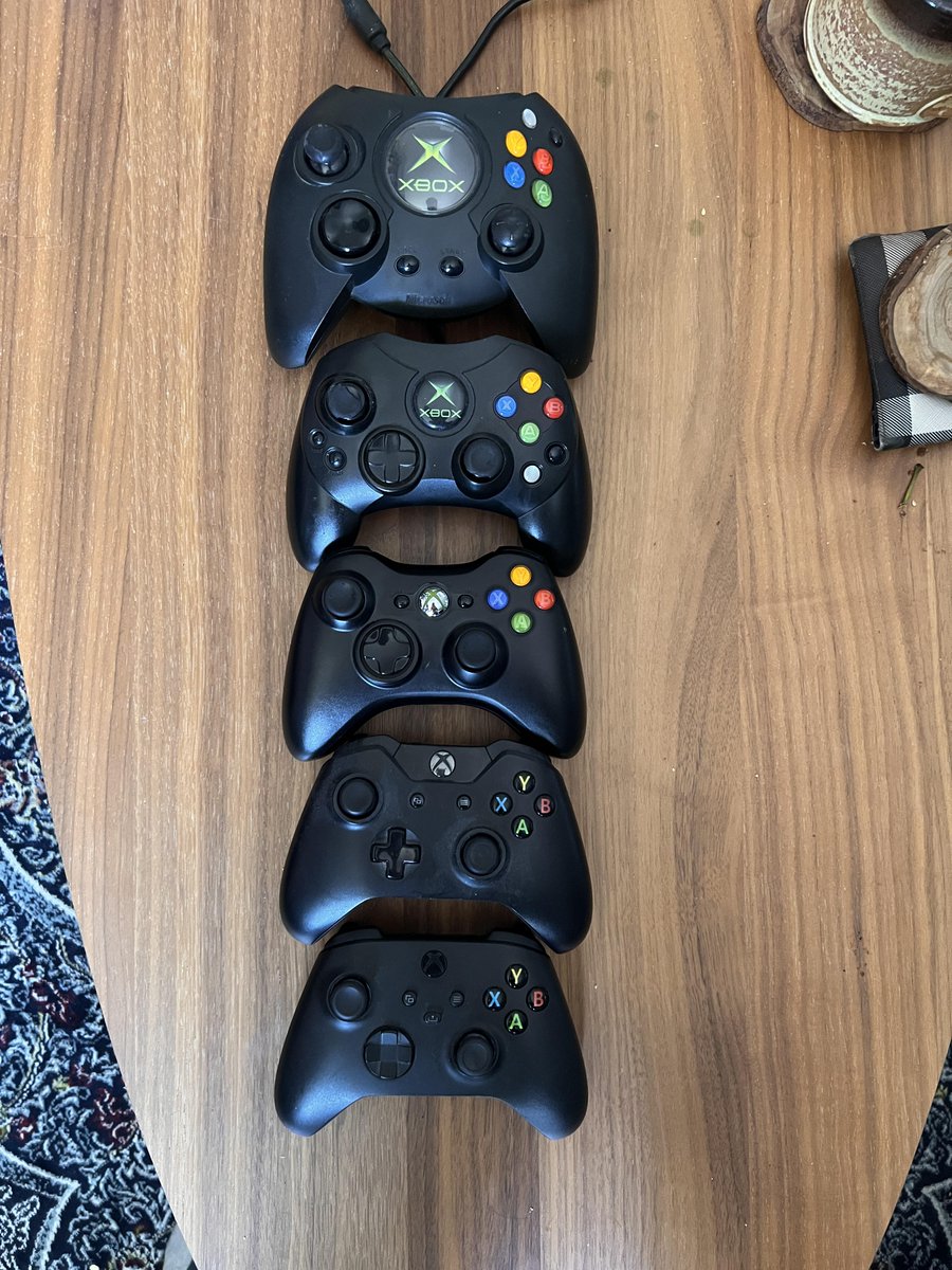 Xbox_Nostalgia's tweet photo. A beautiful family portrait. Which generation did you start with? https://t.co/eP4hbnT7Cd