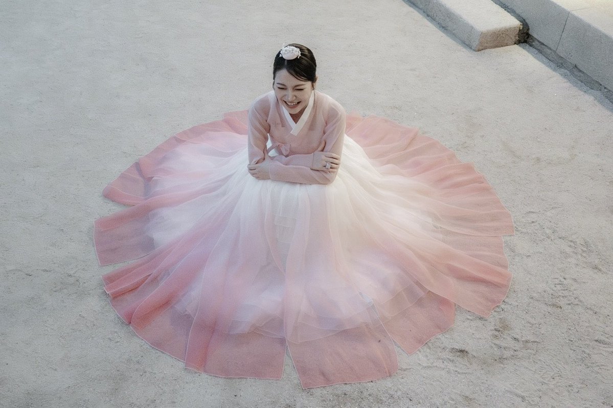 yerimiesu's tweet photo. 🌸🤍🩰✨🧸

Watching soft pink tulle bloom around me like a quiet flower in season. Sitting in the middle of these peaceful courtyard grounds, wrapped in layers of blush silk and gentle thoughts, feeling entirely untethered from the rush of the world outside. https://t.co/N0b6P1zOFD