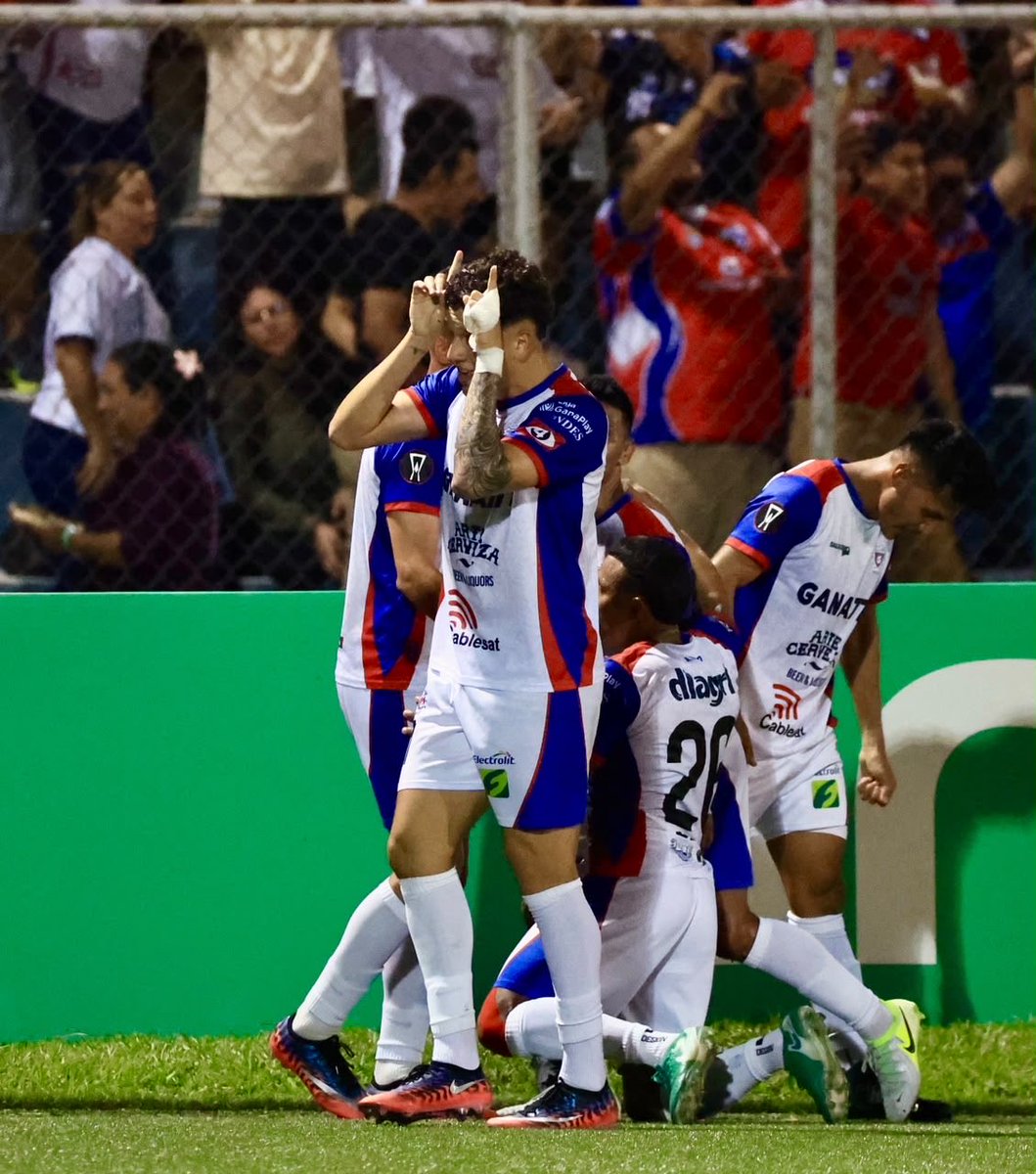 fesfut_sv's tweet photo. ¡𝐅𝐈𝐍𝐀𝐋 en Las Delicias! 

🇸🇻 L.A. Firpo 1-0 L.D. Alajuelense 🇨🇷

@cdlafirpo_sv se queda con una importante victoria ante el tricampeón defensor de la Copa Centroamericana. 

⚽ Styven Vásquez

@TheChampions

#EstadioLasDelicias #CopaCentroamericana #FESFUT https://t.co/V1m0pILUdl