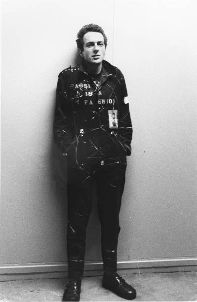NewWaveAndPunk's tweet photo. Born on this day in Ankara, Turkey, 1952: Joe Strummer (John Graham Mellor) #The101ers #TheClash #ThePogues #TheLatinoRockabillyWar #JoeStrummerAndTheMescaleros 👑
Pics;
Julian Yewdall 
Ian Dickson 
Michael Putland 
Ebet Roberts
https://t.co/ds1IM3EROR https://t.co/AizSVzKAhu