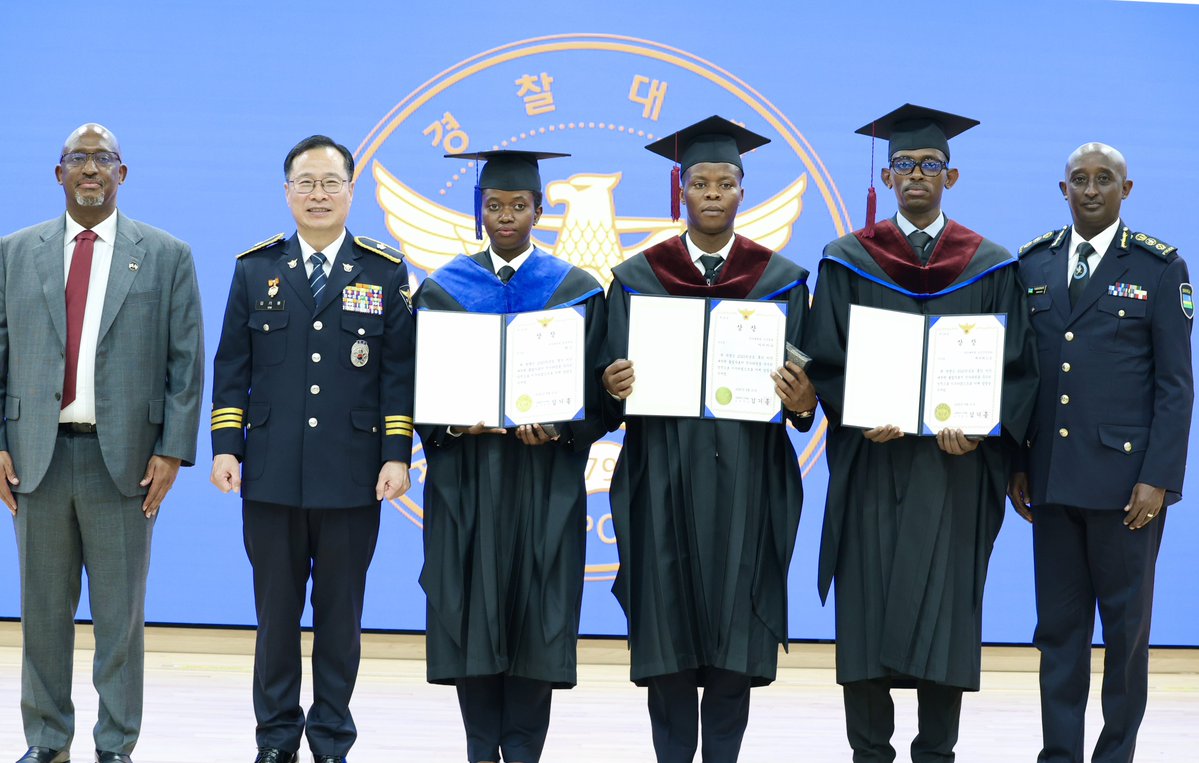 Rwandapolice's tweet photo. Uyu munsi, 

Umuyobozi Mukuru wa Polisi y’u Rwanda, CG Felix Namuhoranye, ari kumwe na Ambasaderi w’u Rwanda muri Repubulika ya Koreya, Nkubito Manzi Bakuramutsa, bahuye na Perezida wa Kaminuza  ya Polisi y’Igihugu muri Repubulika ya Koreya Superintendent General KIM Ki-jong, ku cyicaro cy’iyo Kaminuza giherereye mu Mujyi wa Asan.

Mu biganiro, baganiriye ku buryo bwo kurushaho guteza imbere ubufatanye mu guhugura abapolisi, ndetse banarebera hamwe uburyo bwo kwagura ubufatanye mu rwego rwo  kongerera ubushobozi inzego z’umutekano.

IGP Namuhoranye n’itsinda bari kumwe kandi bitabiriye umuhango wo gutanga impamyabumenyi wabereye muri iyo Kaminuza, aho abapolisi babiri ba Polisi y’u Rwanda  n’umwe w’Urwego rw’Ubugenzacyaha (RIB), ari bo IP Thomas Akimana, IP Yvette Tumukunde Mutabazi na Bwana Evariste Nkubito, bari mu barangije amasomo y'icyiciro cya gatatu mu bijyanye n’umutekano, imikorere ya Polisi no kubahiriza amategeko.

Kugeza ubu abandi bapolisi babiri ba Polisi y’u Rwanda barimo gukurikirana amasomo y’Impamyabumenyi y’Ikirenga ya Dogitora (PHD) muri Kaminuza y’Igihugu ya Polisi ya Repubulika ya Koreya.