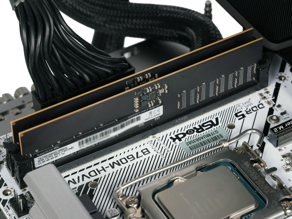hermita_akiba's tweet photo. 【エルミタ的速攻撮って出しレビュー Vol.1686】DDR5高騰時代の救世主？ Team新規格メモリ「HUDIMM」を検証

➡️物理的にメモリチップを削減して低価格化を図る「HUDIMM」
https://t.co/zlOy5EE1yS https://t.co/yewuZLv7Mf