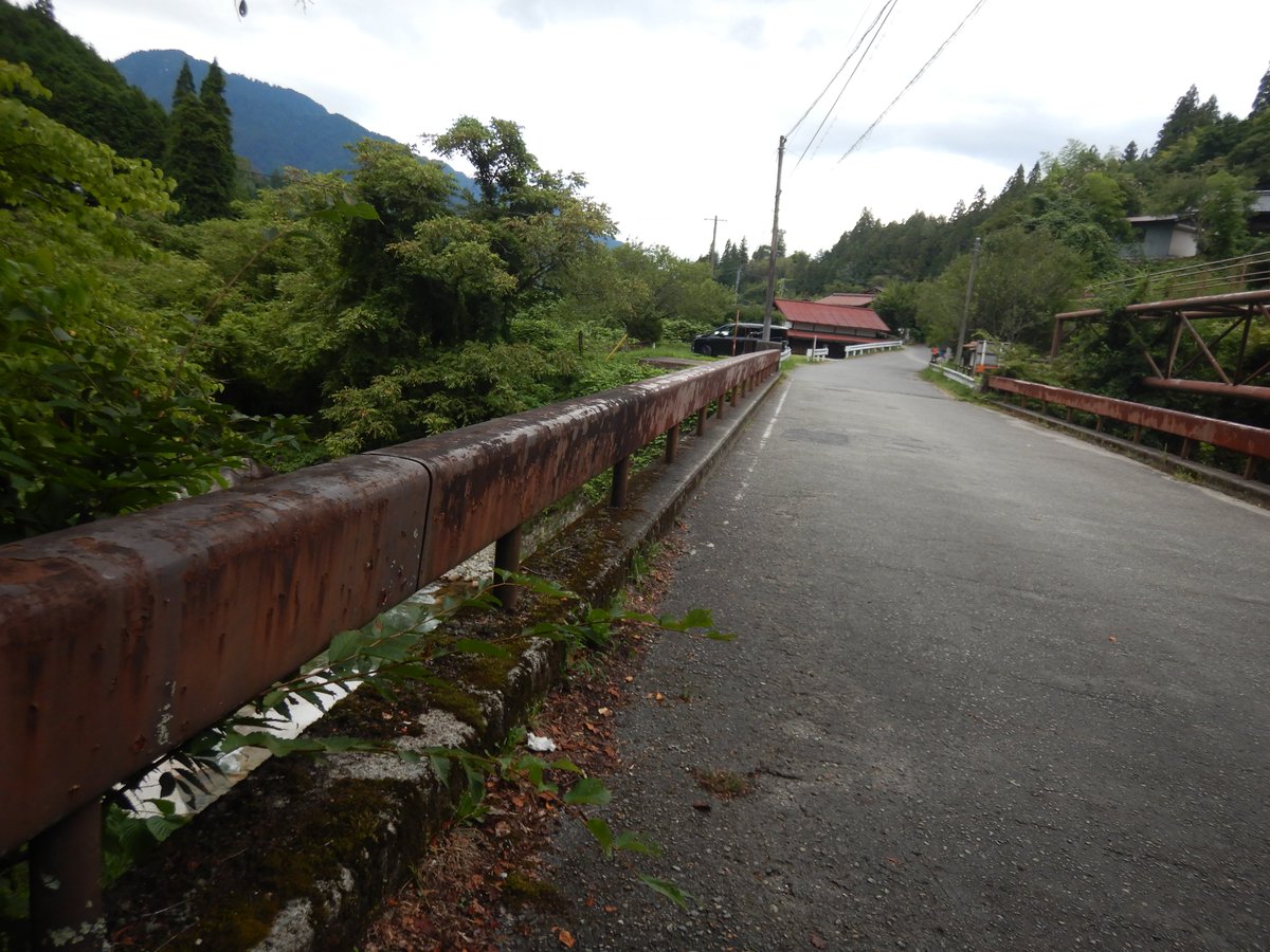 Subaru01915157's tweet photo. 大妻橋、箱型。
親柱の上に置かれた彫刻？の腕が不気味w https://t.co/tVSVsU27ll
