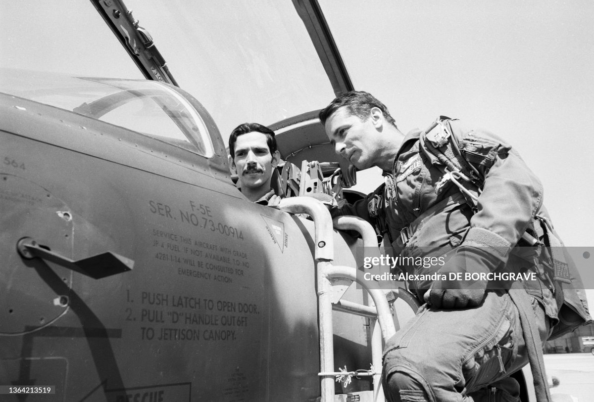 Awter9's tweet photo. التاريخ: 10 مارس 1975

قاعدة الظهران الجوية في السعودية 🇸🇦✈️

لقطة نادرة لطيارين سعوديين وهم يصعدون إلى طائرة مقاتلة داخل قاعدة الظهران الجوية التابعة للقوات الجوية الملكية السعودية.

مشهد من تاريخ الطيران العسكري السعودي في السبعينيات، عندما كانت الظهران واحدة من أهم القواعد الجوية في المملكة.

#الظهران #السعودية #القوات_الجوية_السعودية #الطيران_العسكري #أرض_الذكريات