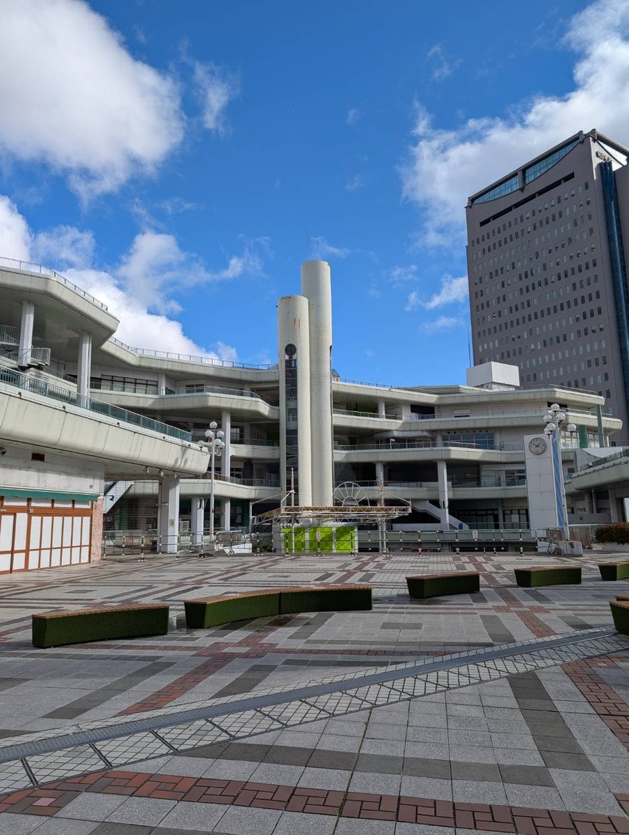 OSAPCO1's tweet photo. 大阪豊中市の千里セルシーが解体中
近隣のオトカリテ（旧千里大丸プラザ）、千里阪急ホテルも解体、跡地開発の検討に時間がかかっていますが、繊維団地だった箕面船場が阪大キャンパスとタワマン群によって変化しつつあるように、千里中央も次の時代の街へと変化する途上です https://t.co/RIXY9exLoI