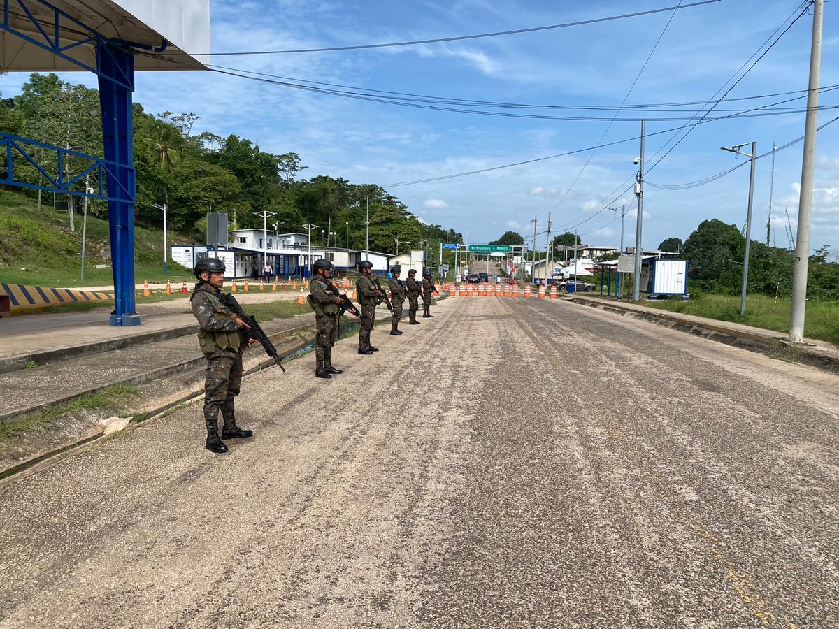Brigadaselva8's tweet photo. Personal de la Brigada Especial de Operaciones de Selva "TCVAQA", efectua puesto de control en la Aduana del Caserío El Ceibo, La Libertad, Petén, estás acciones se realizan con el fin de garantizar la defensa, el honor y la soberanía de territorio guatemaltecos. https://t.co/qE3vvtE4oC