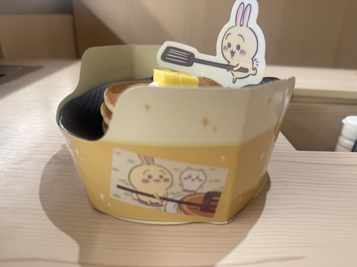 charadaisukibba's tweet photo. くら寿司ちいかわコラボ行ってきた！
コラボメニュー可愛い🥰
パァンケーキはうさぎとちいかわちゃんの思い出？シーンが周りに散りばめられててほっこり☺️
ビッくらポンはフィギュア出なかったけど推しキャラいっぱいで嬉しい〜
巾着は和風の縮緬っぽい質感で実物の方が良かった！ https://t.co/jcNUwpXmna