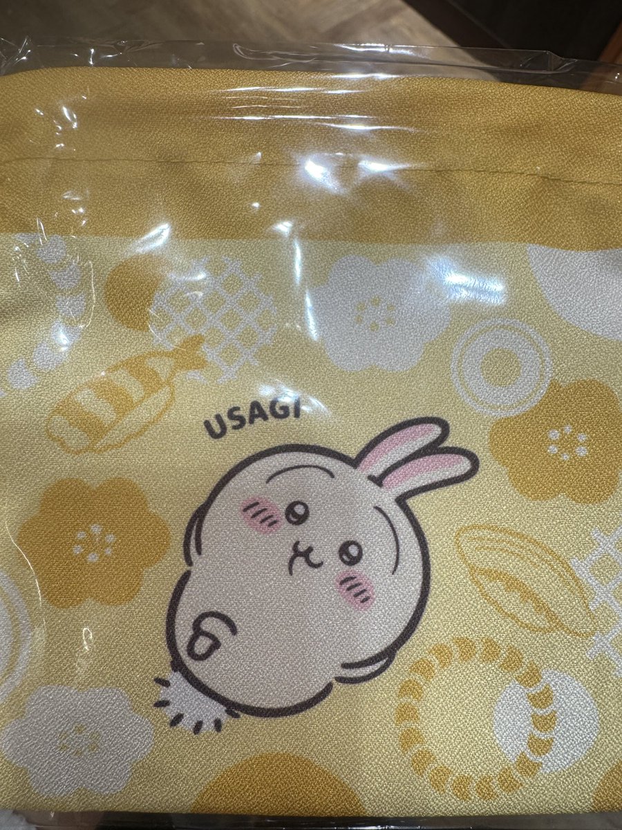 charadaisukibba's tweet photo. くら寿司ちいかわコラボ行ってきた！
コラボメニュー可愛い🥰
パァンケーキはうさぎとちいかわちゃんの思い出？シーンが周りに散りばめられててほっこり☺️
ビッくらポンはフィギュア出なかったけど推しキャラいっぱいで嬉しい〜
巾着は和風の縮緬っぽい質感で実物の方が良かった！ https://t.co/jcNUwpXmna