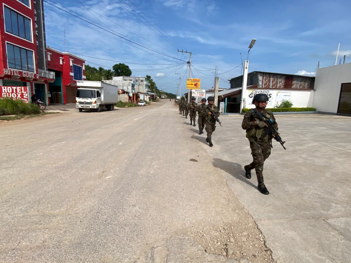 Brigadaselva8's tweet photo. Personal de la Brigada Especial de Operaciones de Selva "TCVAQA", realiza patrullaje poblacional en el Caserío El Ceibo del municipio de La Libertad, #Petén, con el objetivo de mantener la presencia institucional y contribuir a la seguridad de la población guatemalteca. https://t.co/I1BSwlqiJ2