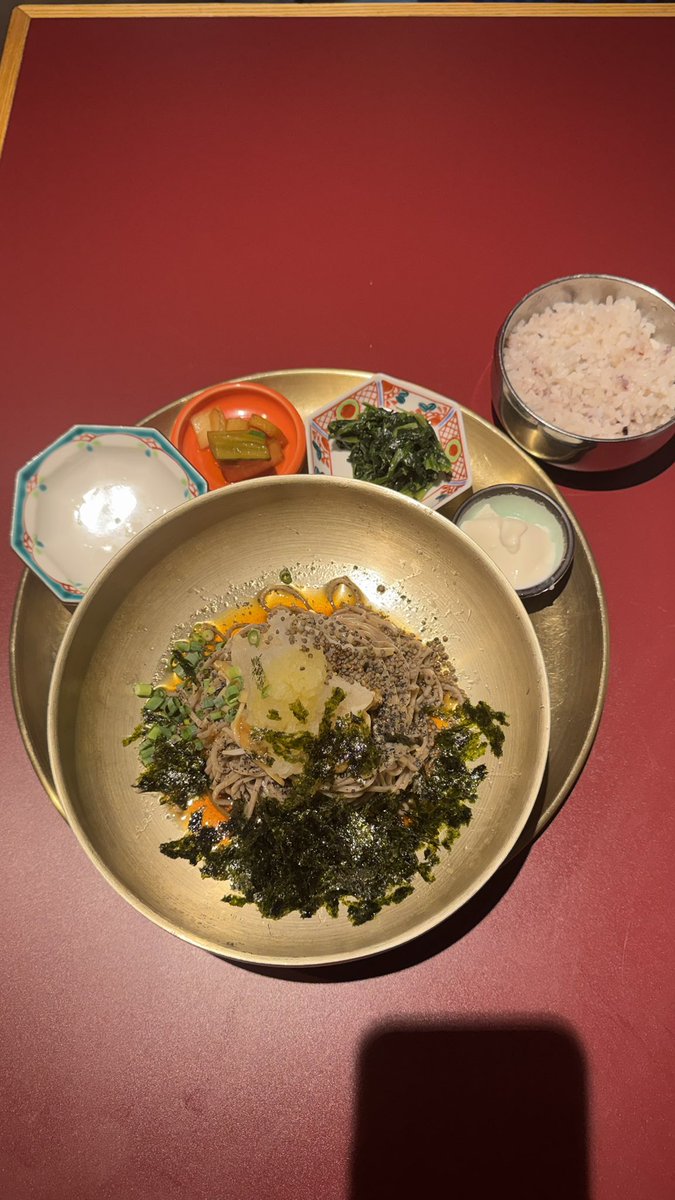 sake_love's tweet photo. えごま油（들기름：トゥルキルム）を使った、えごま油マッククス（トゥルキルムマッククス）が特に人気で、こちらの店では、えごま油、えごまの実、韓国海苔、榎茸、大根卸、万能葱が入る。

酸味のあるつゆが涼味を誘う。
蕎麦を食べ終えたらごはんを入れるのが韓国での流儀。 https://t.co/iZzUKieki9