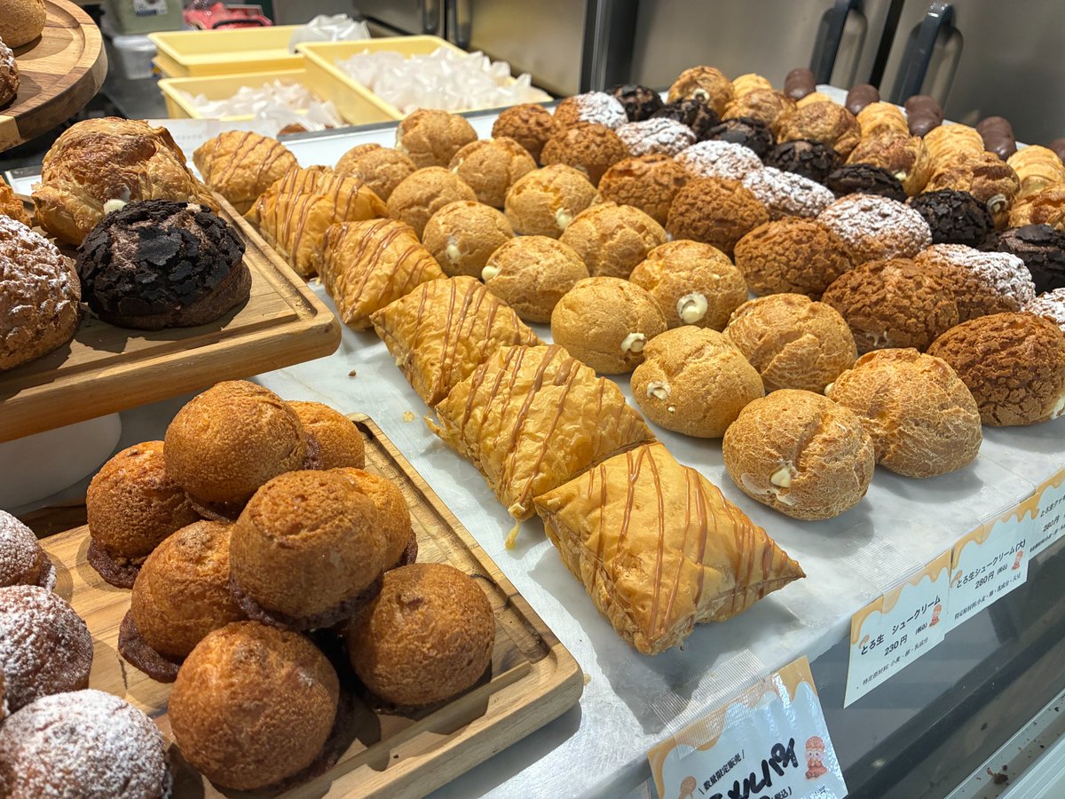 oricon's tweet photo. 連日完売＆行列のシュークリーム店、
オープン半年で販売数2.5倍❗
⠀
大阪・堺市の専門店
「シュクルシュークリーム」
https://t.co/C1HDvM29mh
⠀
毎日焼き上げるシュー生地と、北海道産生クリーム使用のクリームをお店でひとつひとつ 詰めて仕上げるフレッシュな逸品。現在1日500個以上販売可能な生産体制を整備した。