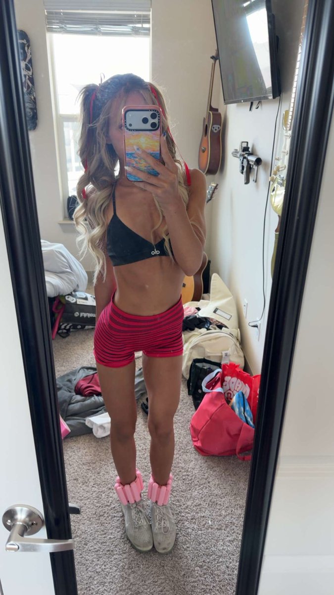 kyrstenlov3's tweet photo. petite girls are the best https://t.co/aR287XGIik