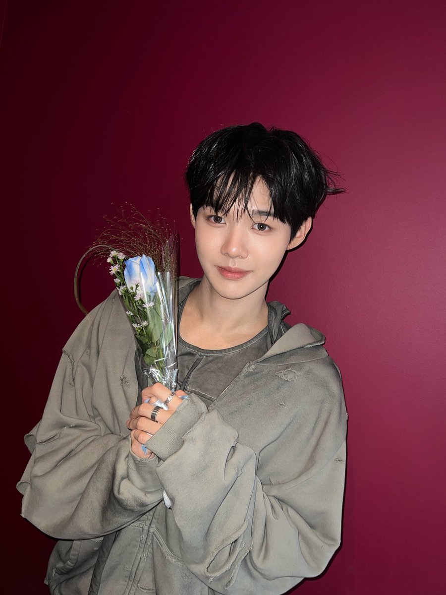 idntt_cosmo's tweet photo. 내 꽃 받아줘🌸

#idntt #아이덴티티
#itsnotover #김은성 #kimeunsung https://t.co/eEUqIV1Oco