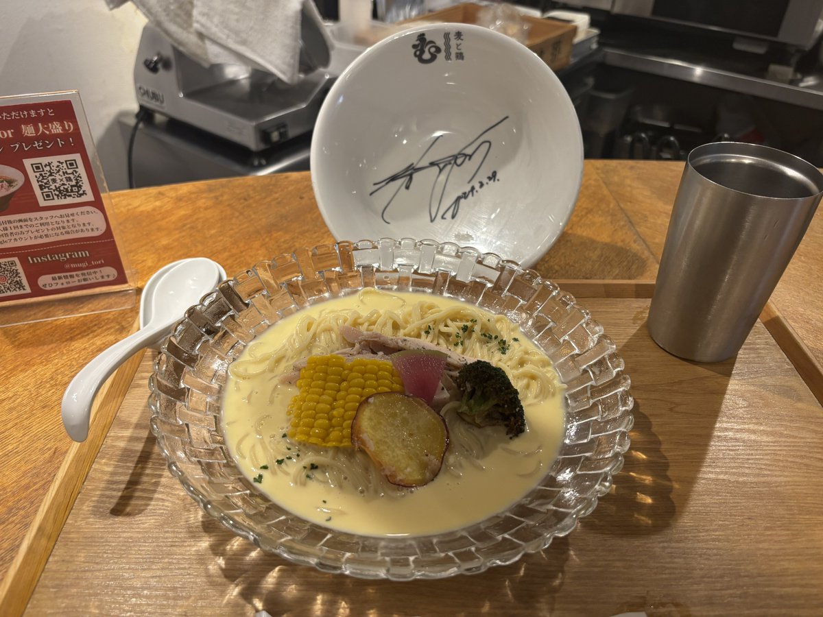 jks__unagi84's tweet photo. 並んでたらピンクの服着てサングラスかけたグンちゃんに遭遇😭約1mの距離で目の前通ったし目が合ってほんとミラクルすぎた😭しかもその後中に入れてもう一度会えて同じ空間で食べれて幸せすぎた；；2年ぶりに食べたけど美味しかったしサインもまた見れた🥹
#チャン・グンソク https://t.co/VSAbB4pXXj