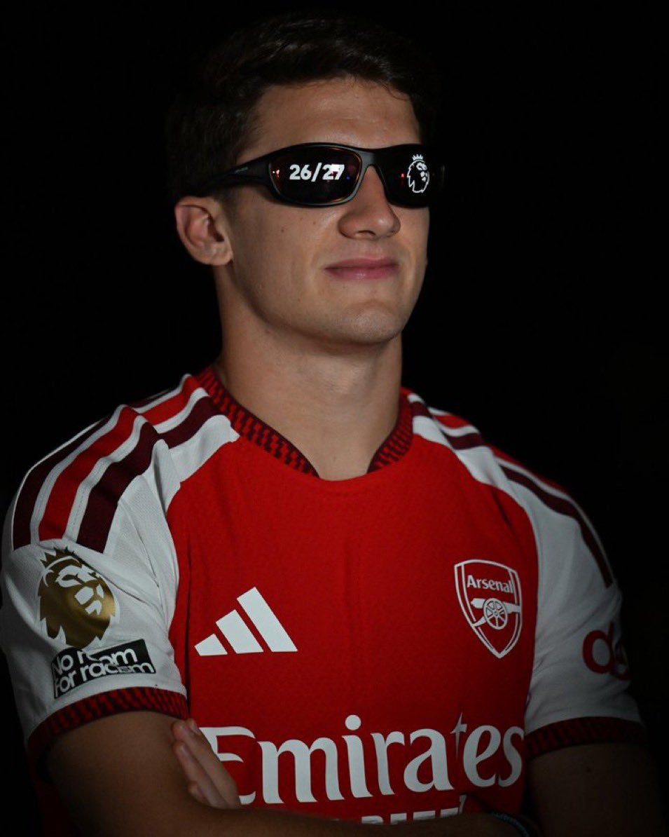 itsaintmichael's tweet photo. Arsenal plays football today and the whole world is happy. https://t.co/CRDezJeh2r