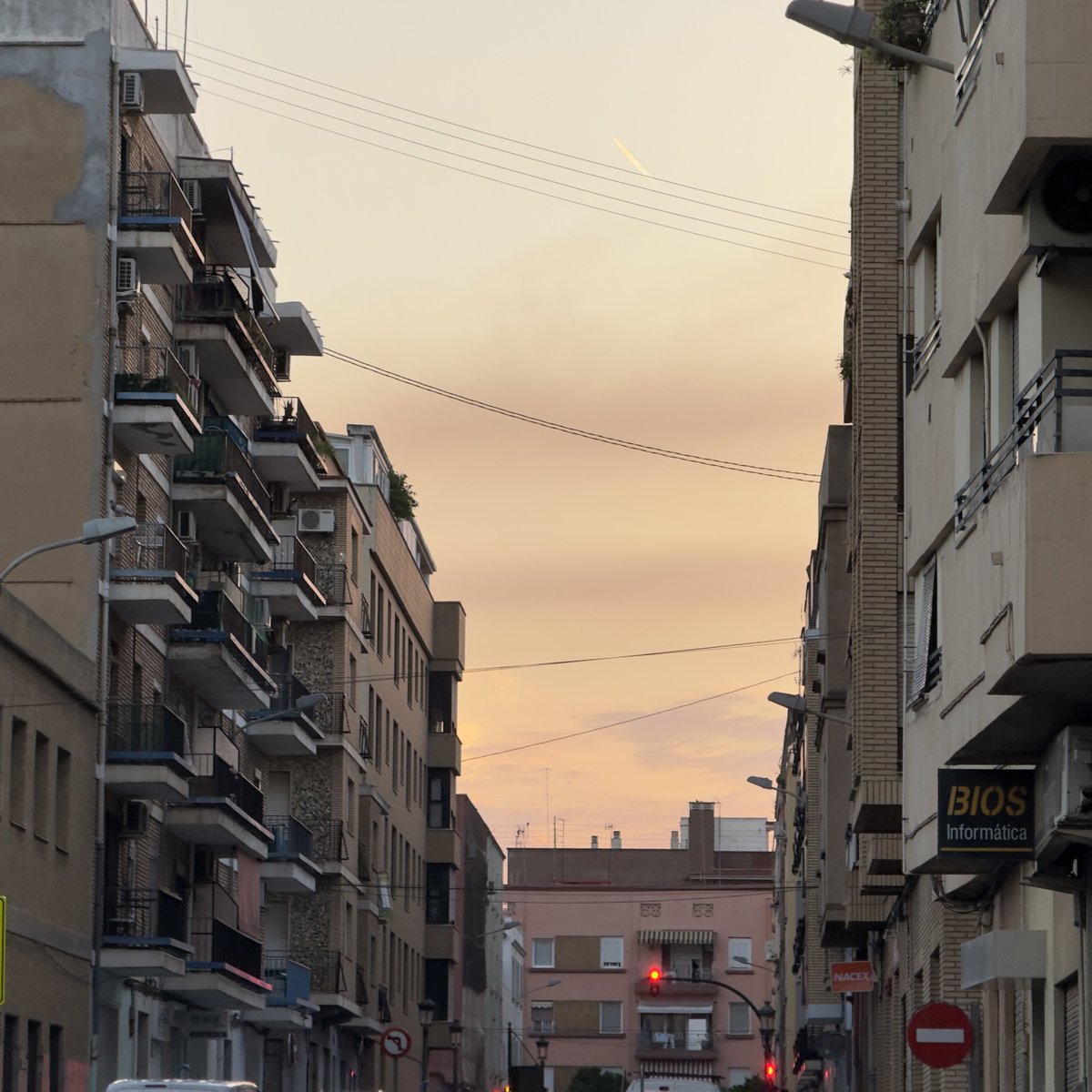 oliver_nacho's tweet photo. El humo del #ifsegorbe es visible en el amanecer desde València https://t.co/Qa2hPXJpFi
