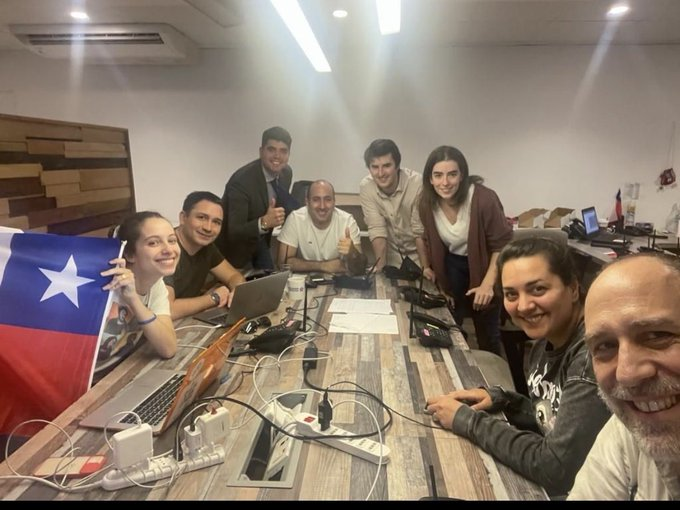 IlharrebordeM's tweet photo. 🟥ULTIMO MINUTO 🚨
El equipo de Cerimedo en Chile que habría manipulado la RSS (para que ganara kast) estaría completamente identificado y ubicado al igual que sus bot repartidos en al menos 5 granjas de bot actualmente activos https://t.co/qCh83iQtKh