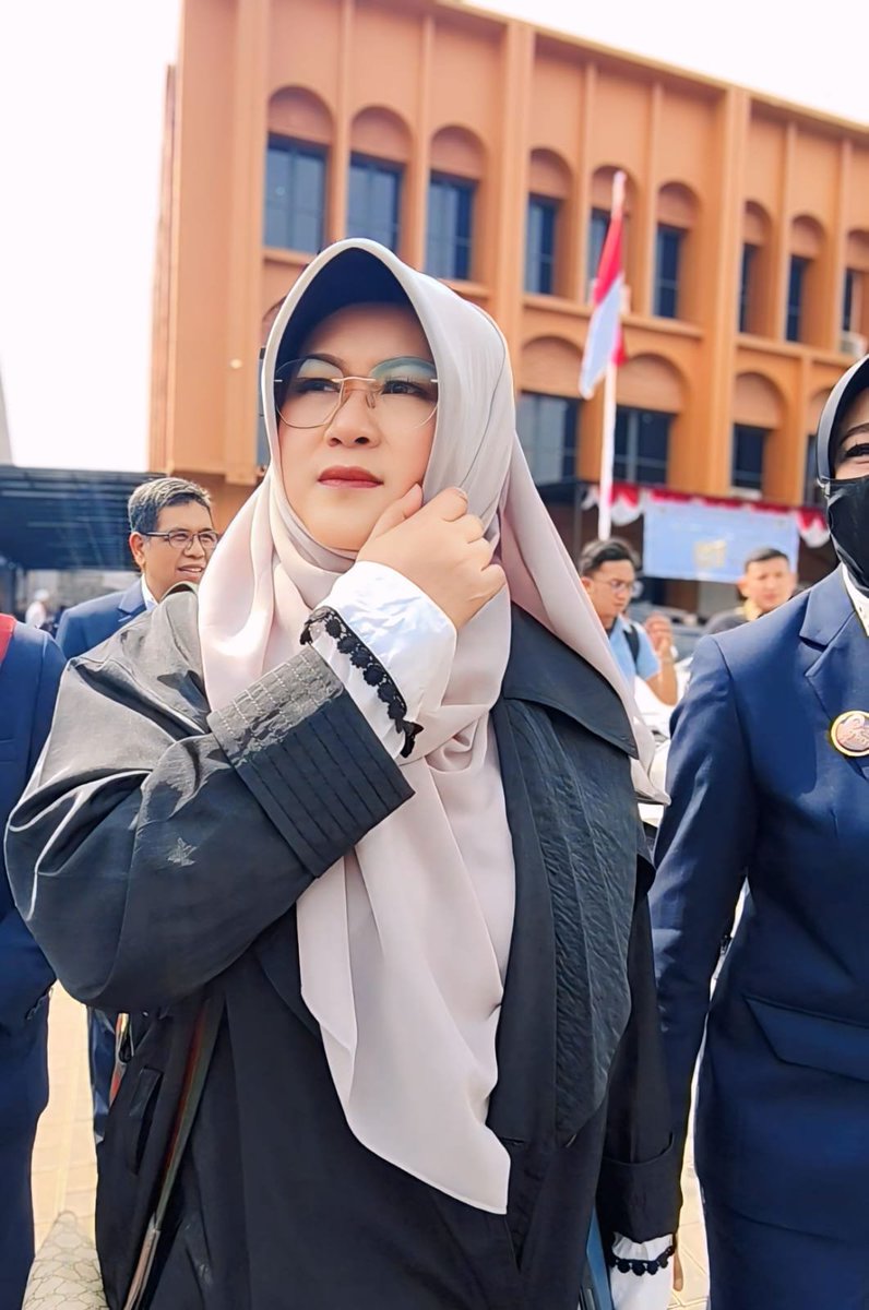 DokterTifa's tweet photo. PRAPID TIDAK DITERIMA,  PERJUANGAN BERLANJUT!

SIDANG POKOK PERKARA: 
MAJU TERUS, PANTANG MUNDUR!

Sekali layar terkembang, pantang surut ke belakang.
Sekali tekad ditanamkan, pantang menyerah di tengah jalan.

PRAPID tidak diterima.
Baik. Kita hormati proses hukum.

Kini, sidang pokok perkara berlanjut.

Pejuang sejati saatnya berdiri lebih tegak, melangkah lebih mantap, dan menghadapi setiap proses dengan keberanian, ketenangan, serta keyakinan pada kebenaran.

Maju terus, pantang mundur!

Karena perjuangan tidak selalu dimenangkan pada langkah pertama. Ada perjuangan yang menuntut keberanian untuk terus berjalan, meski jalan di depan panjang dan penuh ujian.

Dengan doa.
Dengan bukti.
Dengan integritas.
Dengan kepala tegak.

Kitab Al Quran di tangan kanan, Ilmu di tangan kiri. 

Bismillah. Kita lanjutkan perjuangan.

Hasbunallah wanikmal wakil
Nikmal maula wanikman nashiir

La haula wala quwwata ila billah. 

Pengadilan Negeri Jakarta Selatan
21 Agustus 2026

Jumat penuh berkah. 

dr Tifauzia Tyassuma